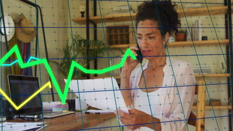animación del procesamiento de datos financieros sobre una mujer de negocios biracial en la oficina