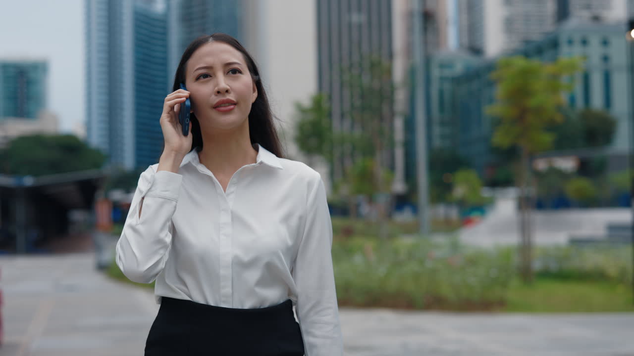 城市中通话的职业女性