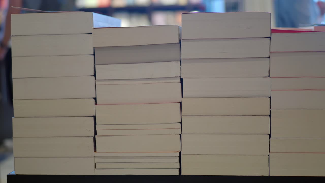 pilas de libros en una librería