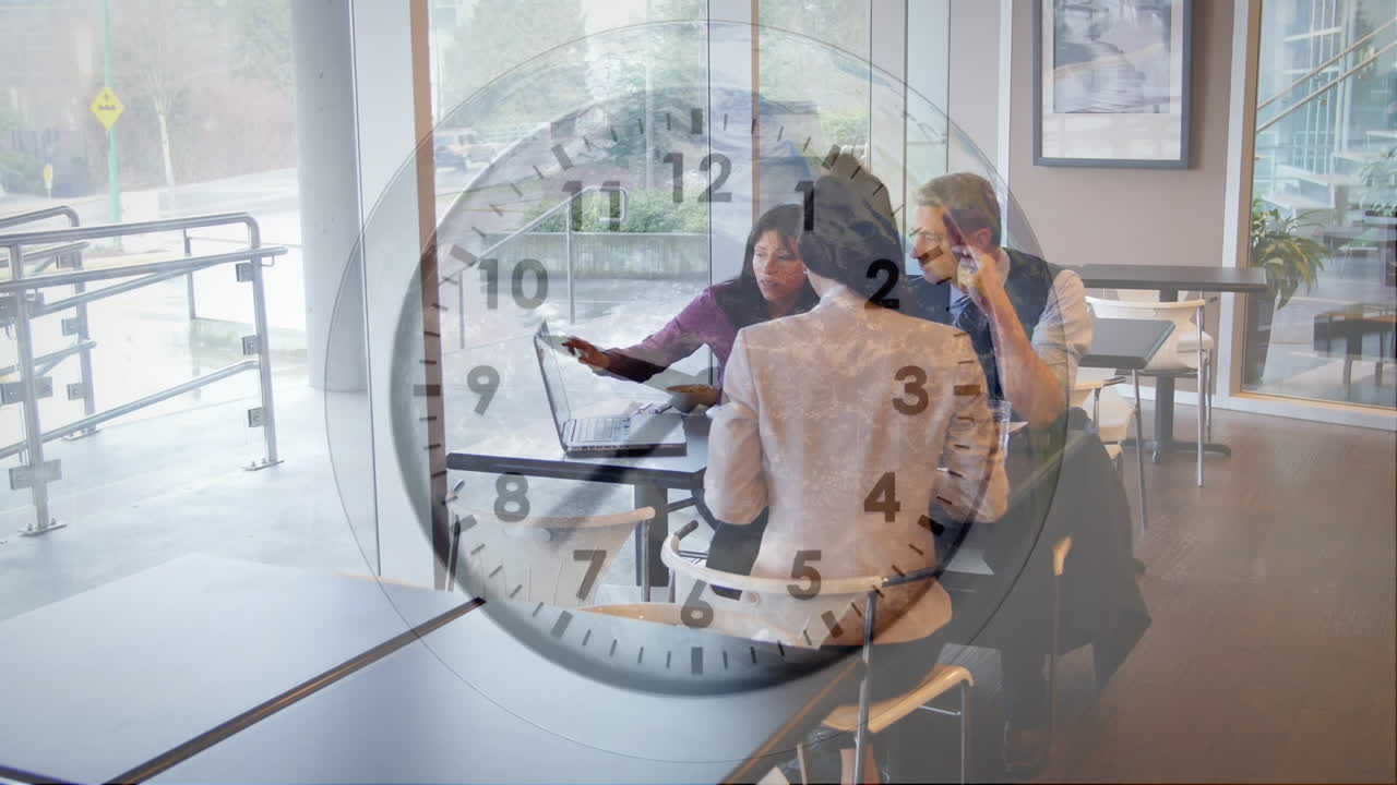 animación del reloj sobre un grupo diverso de personas de negocios