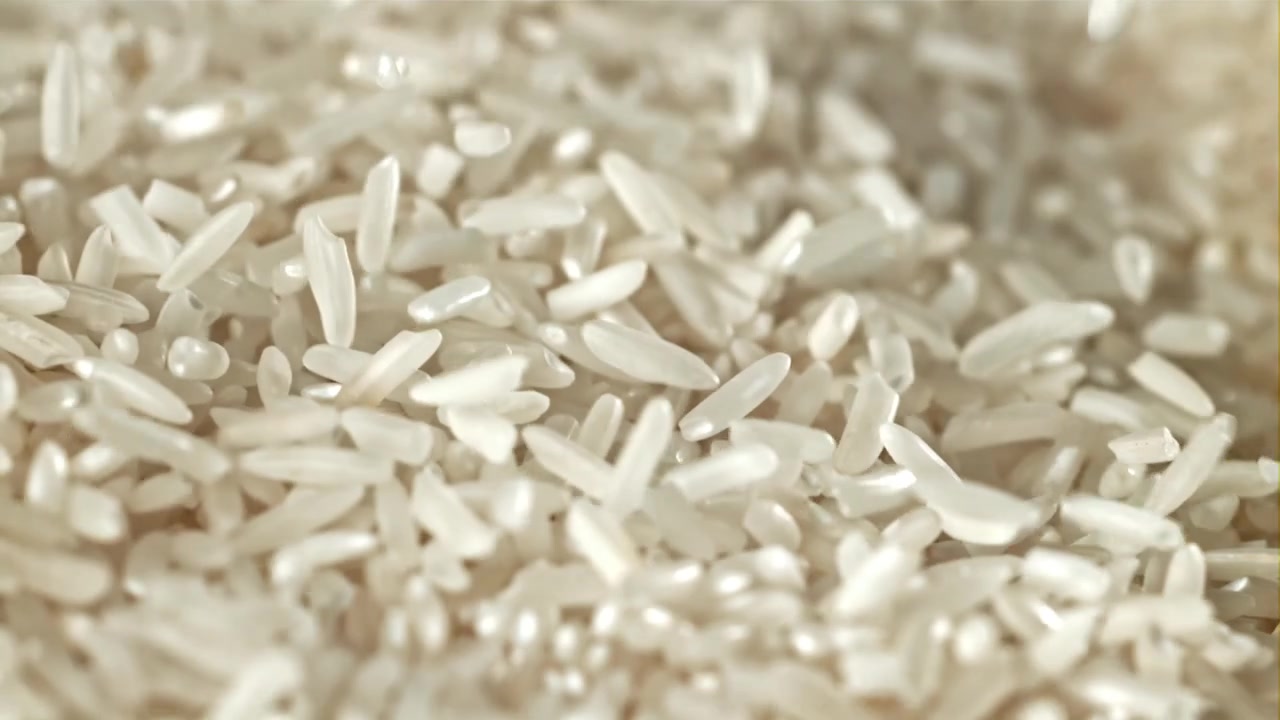慢动作下落的白米颗粒