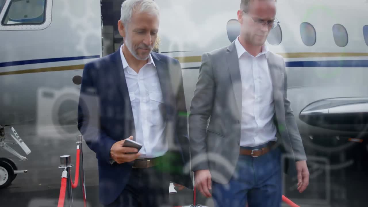 animación de iconos digitales y procesamiento de datos sobre hombres de negocios que salen del avión en el aeropuerto