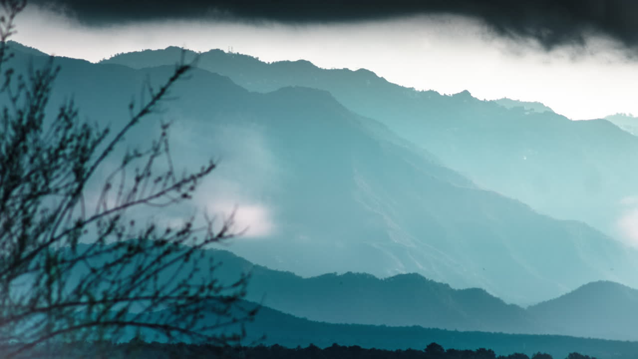 푸른 산 위의 아침 햇살 4k 타임랩스