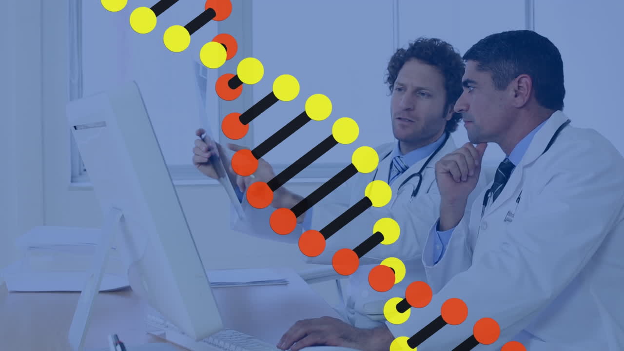 animación de una hélice gráfica de adn que gira sobre médicos multirraciales masculinos que comprueban rayos x en el hospital