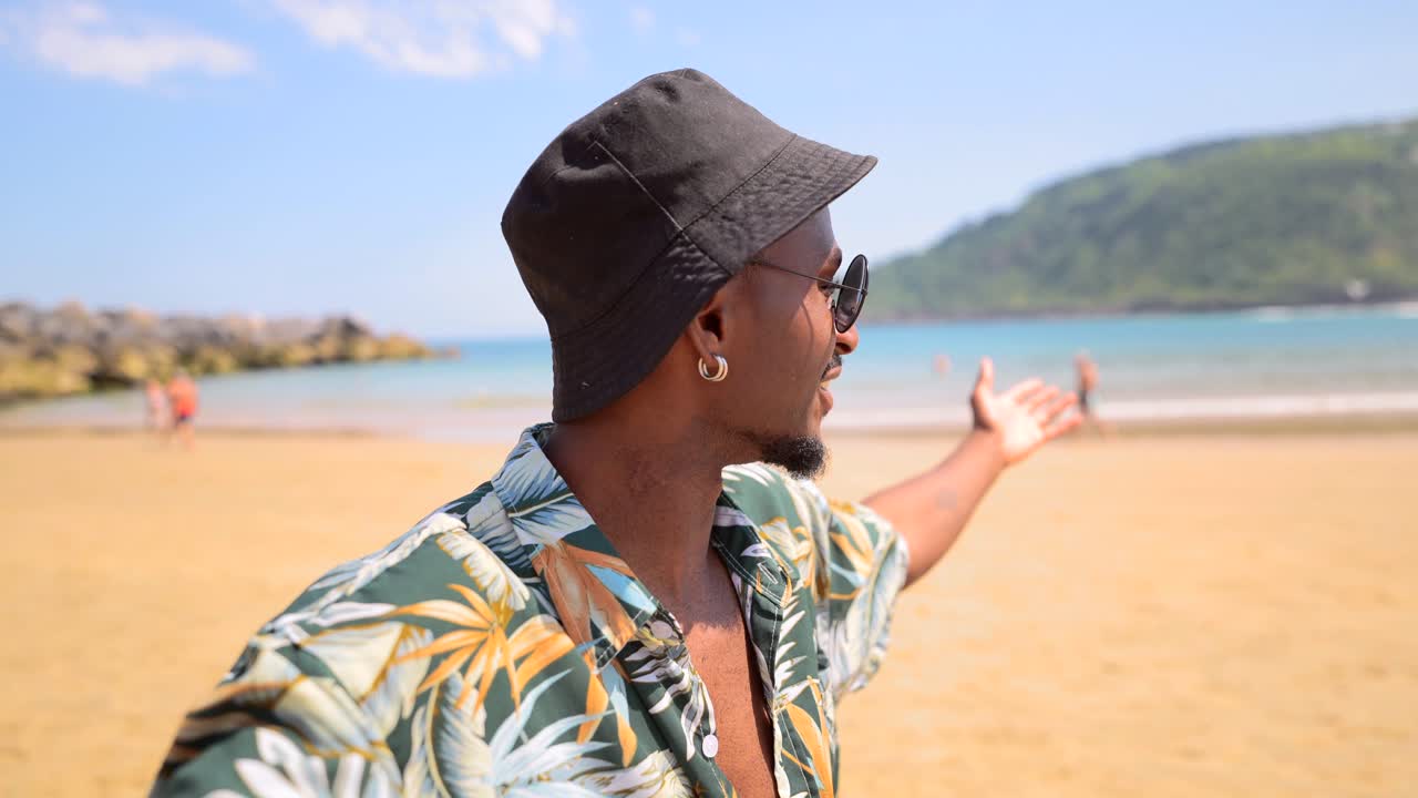 Uomo che si gode una vacanza in spiaggia
