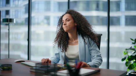 Angry-ceo-arguing-pounding-table-closeup.-Businesswoman-feeling-nervous-at-work