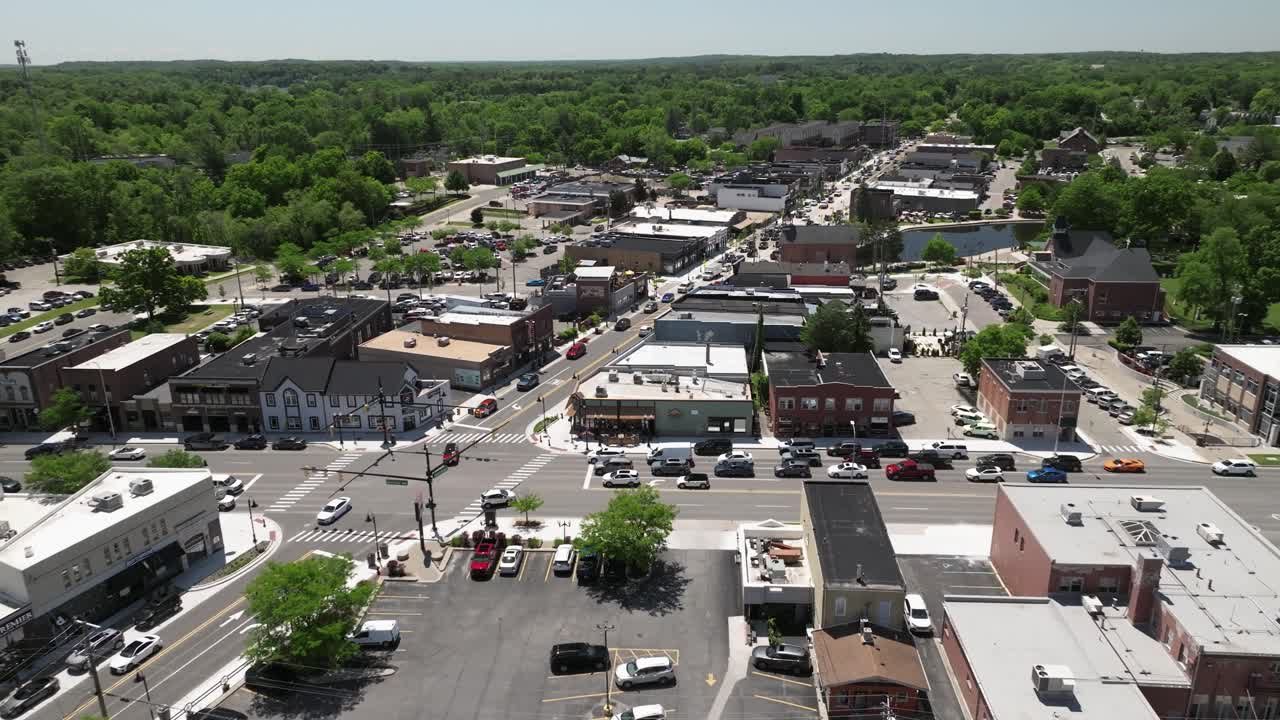brighton, michigan centro de la ciudad con el tráfico y drone video moviéndose en círculo