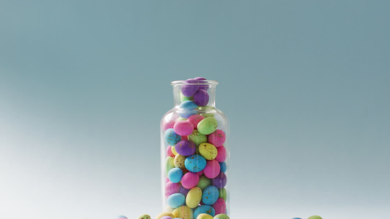 복사 공간과 함께 초록색 배경에 다채로운 이스터 달 ⁇ 을 가진 꽃병