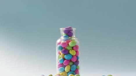 jarrón con huevos de pascua coloridos en fondo verde con espacio de copia