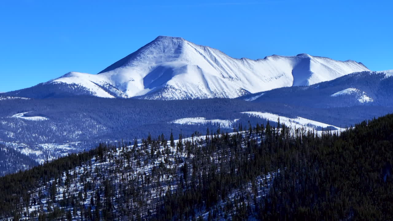frío soleado invierno nevado colorado avión no tripulado boreas pasar breckenridge dillon frisco silverthorne vista del paisaje de la piedra angular grises y torres catorce años i70 hacia arriba revelar acercado