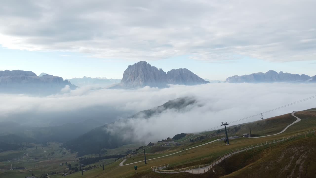 vista aérea de las montañas en dolomitas sobre la niebla en un día nublado