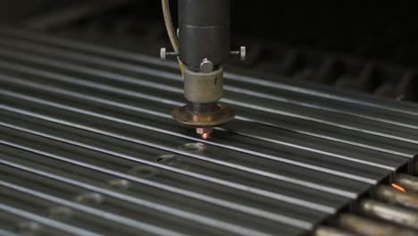 máquina láser industrial moderna con cnc, tecnología de corte de metal. corte láser de tubos de acero en una fábrica moderna. láser corta agujeros en el tubo.