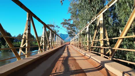 conduciendo sobre un viejo puente de acero en el valle de riebeek