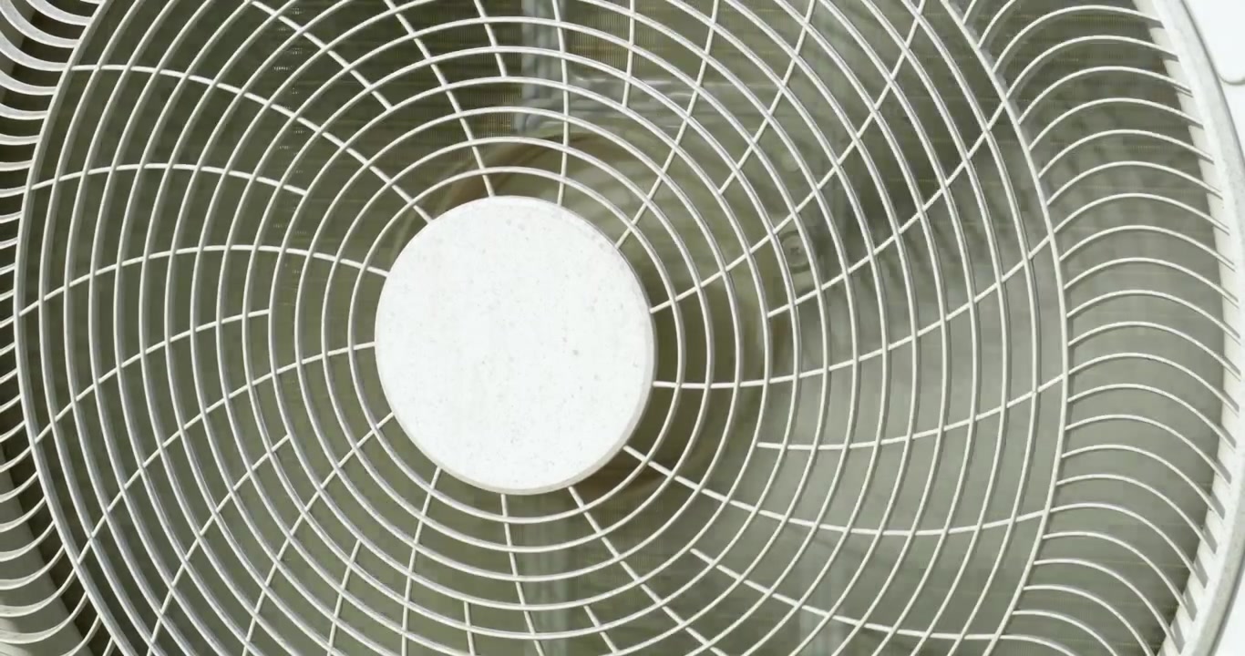 Utforsker industrielle luftstrømsystemer i et fabrikkmiljø med fokus på teknologi, maskineri og industriell effektivitet. Perfekt for prosjekter som fremhever teknologitemaer, moderne livsstiler og autentisitet.