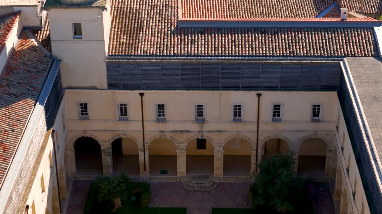 Ripresa aerea inclinata di un cortile all'interno di un'università a Montpellier