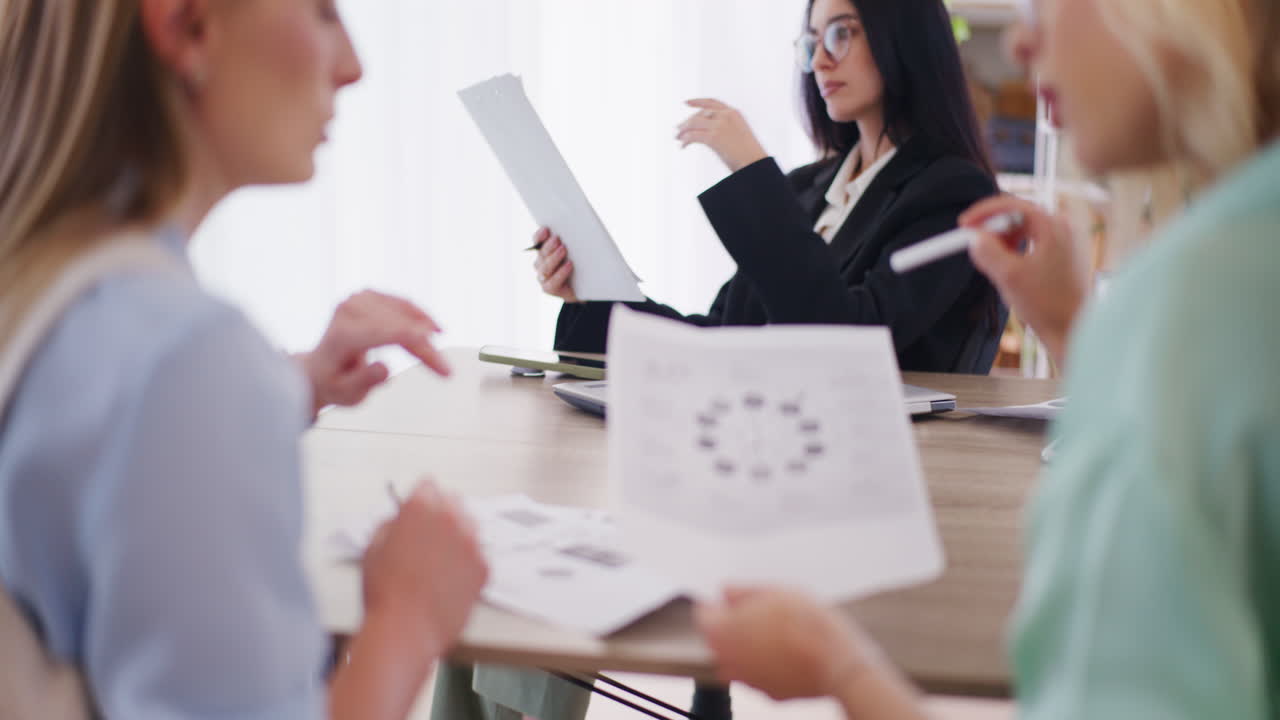 상사가 직원들이 수행한 작업을 확인합니다.