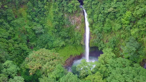 retiro aéreo de la cascada la fortuna y la piscina turquesa en la selva de costa rica