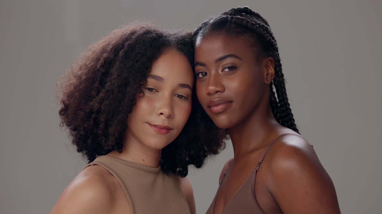 Deux amies souriant à l'appareil photo
