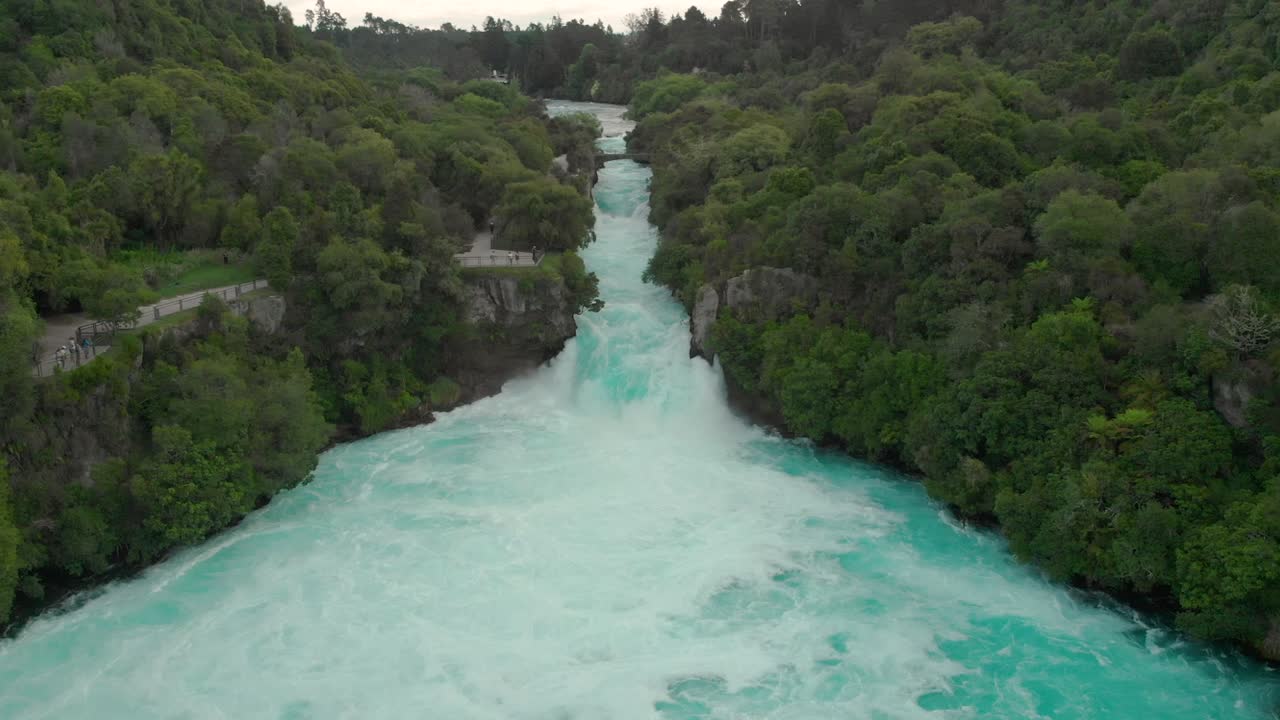 HIDASTUS – Ilmakuva dronella lentäen kohti Huka-putouksia Taupo-järvellä, Uudessa-Seelannissa.