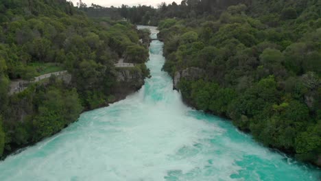 Cámara-Lenta---Toma-Aérea-De-Un-Dron-Volando-Hacia-Las-Cataratas-Huka-En-El-Lago-Taupo,-Nueva-Zelanda