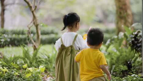 公園で遊ぶ子供たち