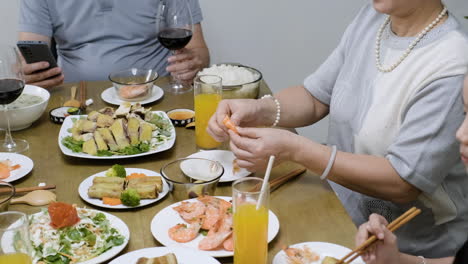 昼食をとるアジア人の家族。