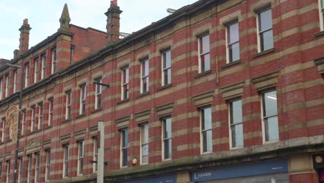 Antiguo-Edificio-Arquitectónico-De-Ladrillo-En-Manchester-Durante-El-Día-En-Inglaterra