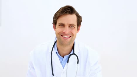 el médico se quita y se pone el estetoscopio.