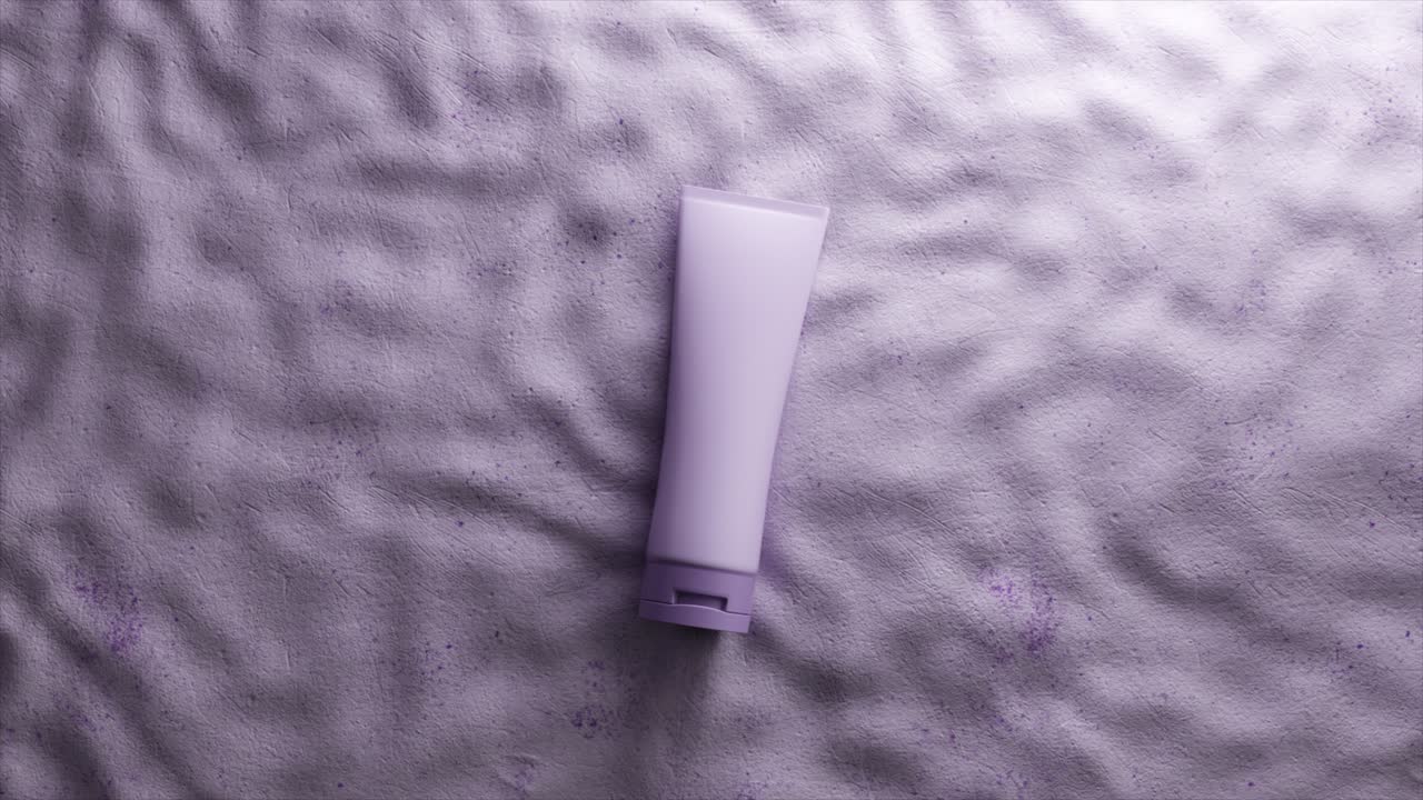 tubo cosmético púrpura sobre un fondo texturizado