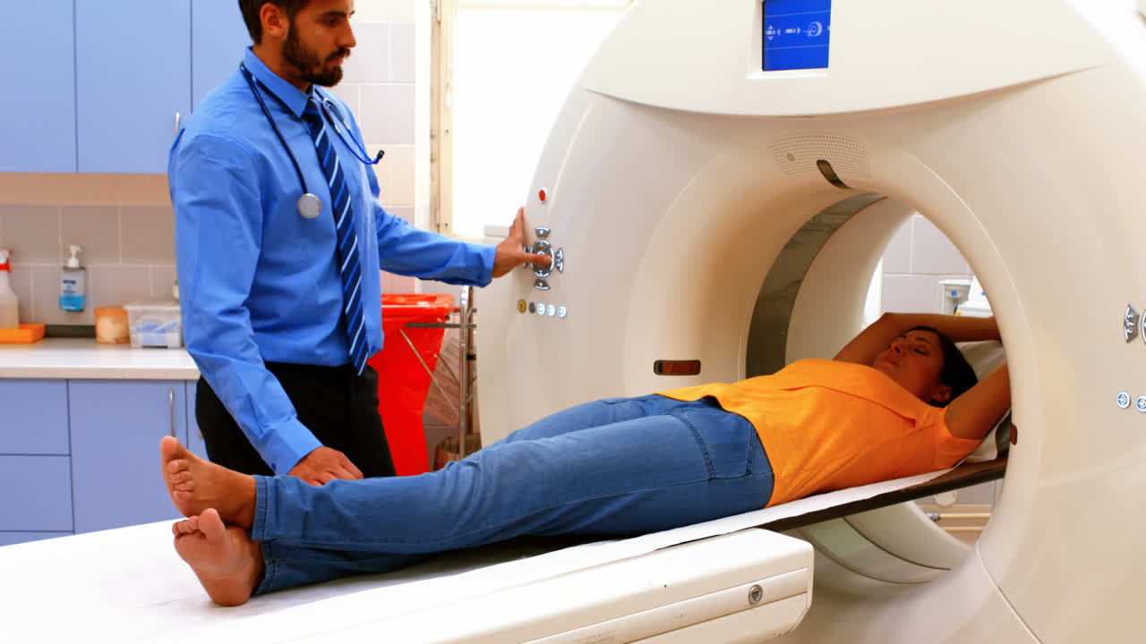 un paciente es cargado en una máquina de rmn