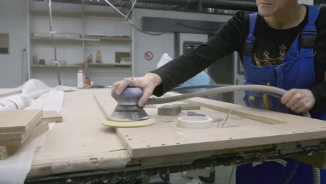 mujeres lijando madera en una fábrica de muebles