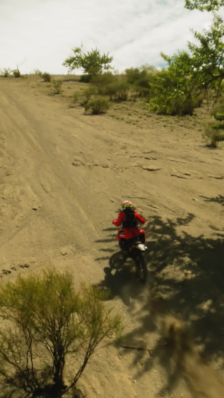 el piloto disfruta del viaje en motocicleta en el valle montañoso del avión no tripulado fpv. el piloto inspirado compite por el campeonato en las carreras del desierto. evento deportivo de motocross