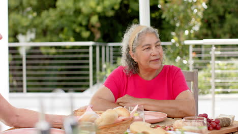 Ältere-Frau-Mit-Gemischter-Abstammung-Genießt-Eine-Mahlzeit-Im-Freien