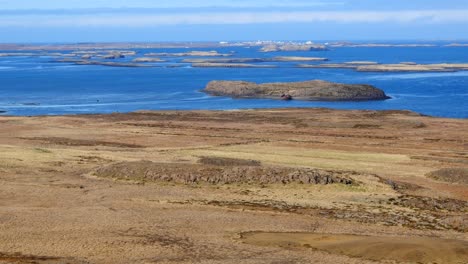 vista aérea sobre el fiordo y las montañas de islandia