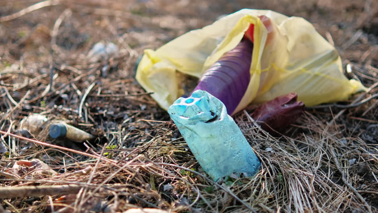 Terreno con bottiglie di plastica in un sacco