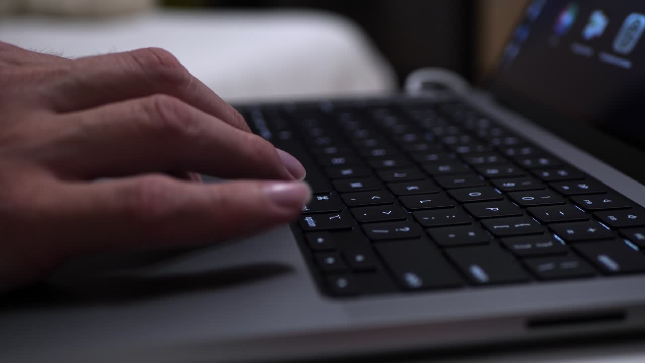 un hombre trabaja en su portátil. primer plano de una toma en cámara lenta.