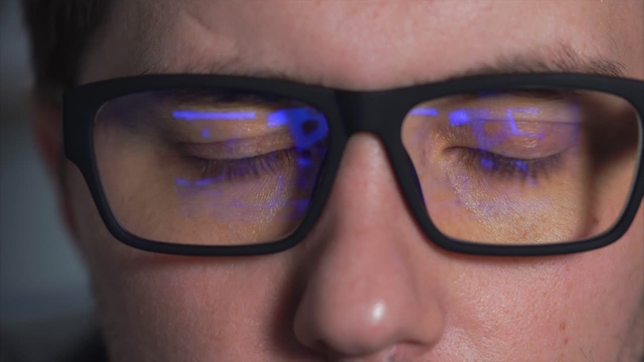 persona que usa gafas con reflejo de la pantalla
