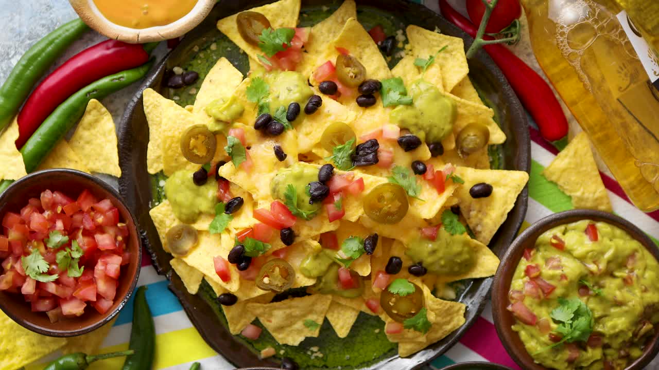 chips de tortilla de nachos mexicanos con guacamole jalapeño de frijol negro