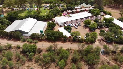 drone vuela sobre un establecimiento con bungalows en un día soleado