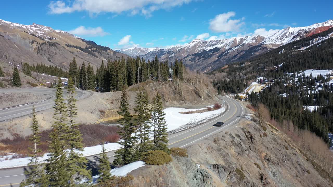 coche alrededor de montaña curva 4k drone