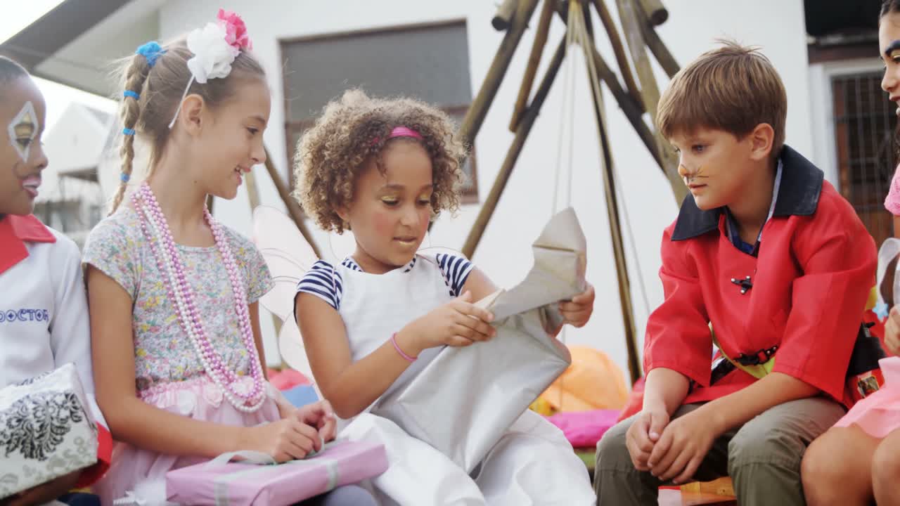 grupo de amigos abriendo la caja de regalos 4k