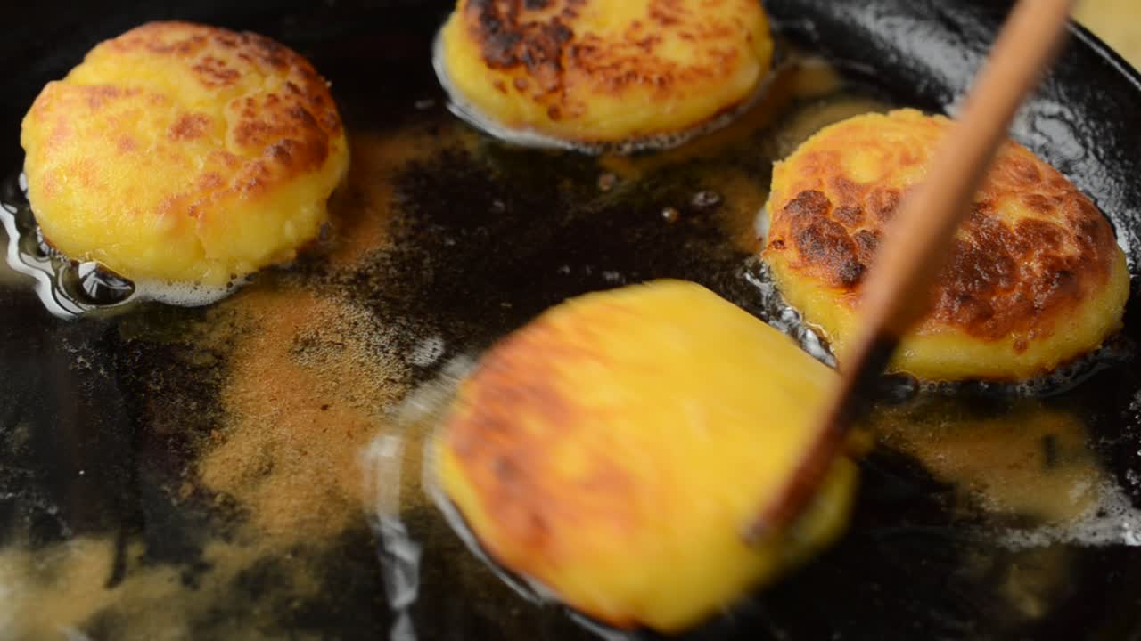 Cozinhamos cheesecakes. Frigideira de ferro fundido. Fritamos cheesecakes na frigideira.