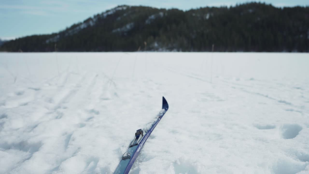 esquís deslizándose suavemente en un campo cubierto de nieve - de cerca