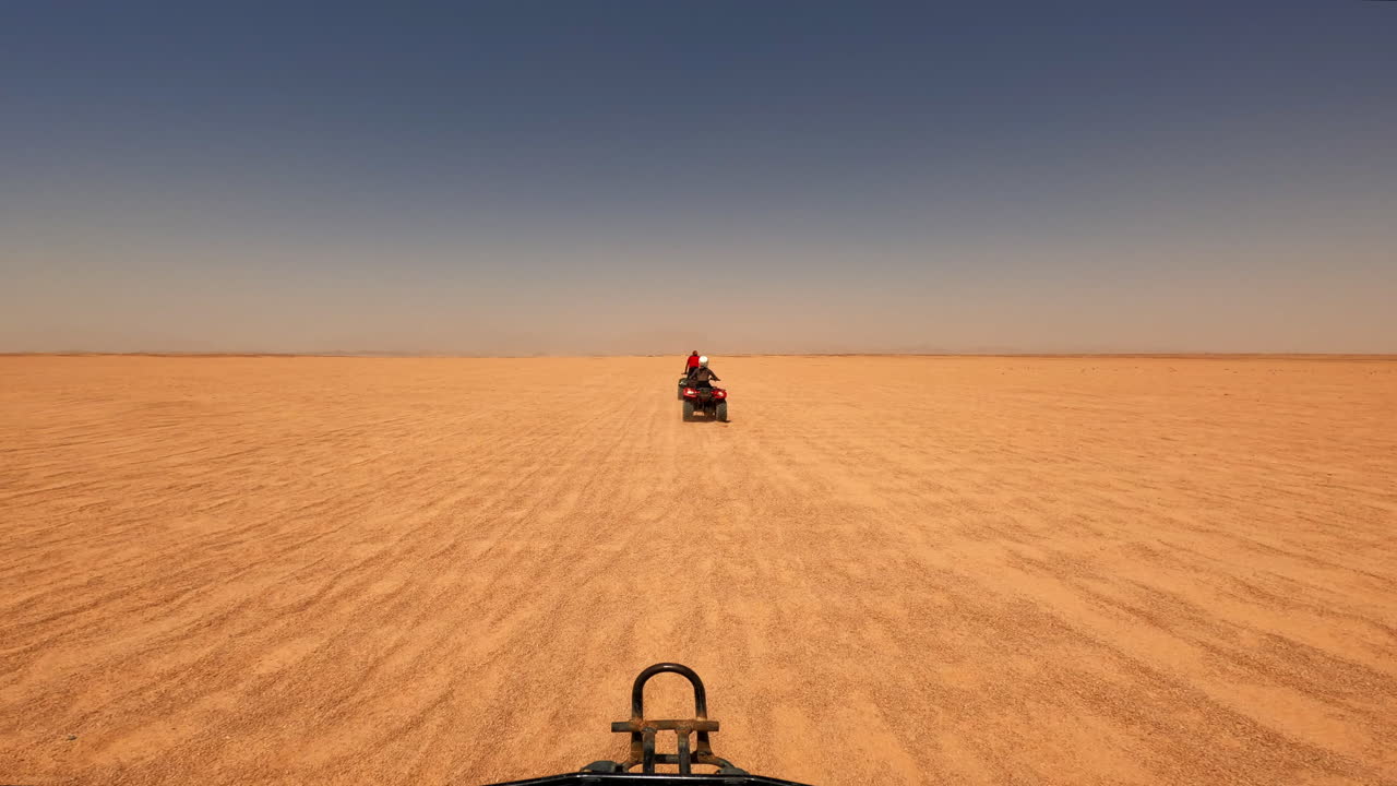safari en quad todoterreno en un desierto limpio en egipto cerca de hurghada, vista del horizonte