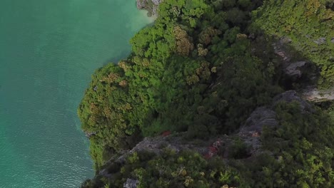 Fliegen-über-Kalksteinfelsen-Mit-Regenwald-Am-Exotischen-Weißen-Sandstrand