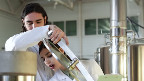 hombre y mujer haciendo control en la cervecería