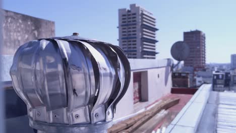 ventilador de turbina de aire giratorio para el control de calor de un edificio residencial en buenos aires, argentina. primer plano. resolución 4k.