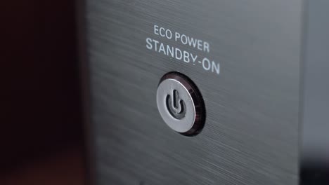 presionando el botón de encendido en espera de primer plano
