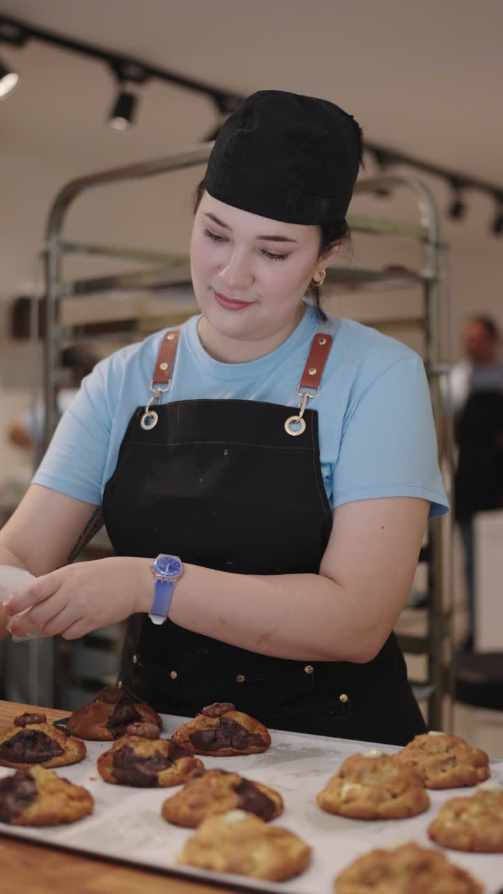 Baker pynter småkaker
