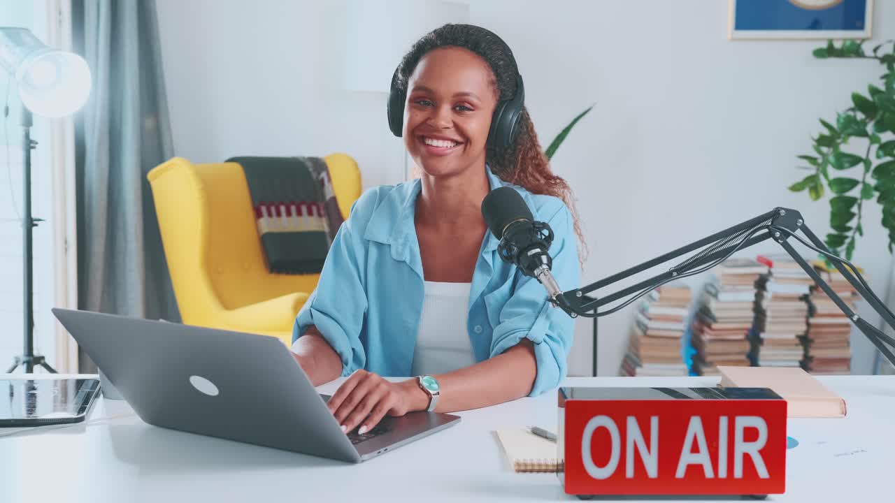 joven entrenadora motivacional afroamericana preparándose para comenzar en el aire